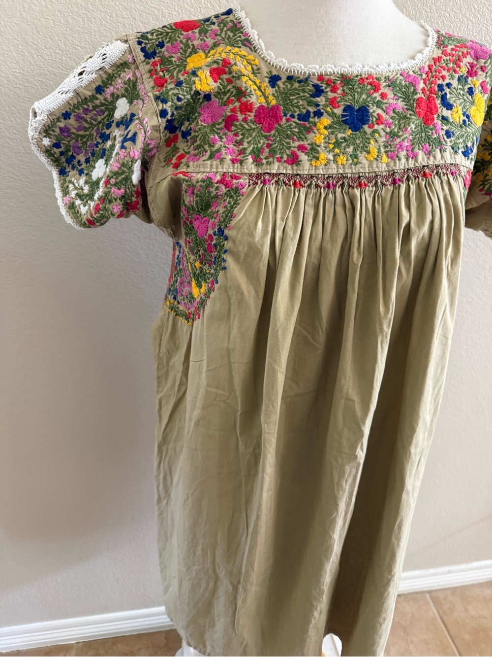 Mexican Dress Womens SZ M Tan Floral Embroidered Short Sleeve 100% Cotton - Picture 5 of 6